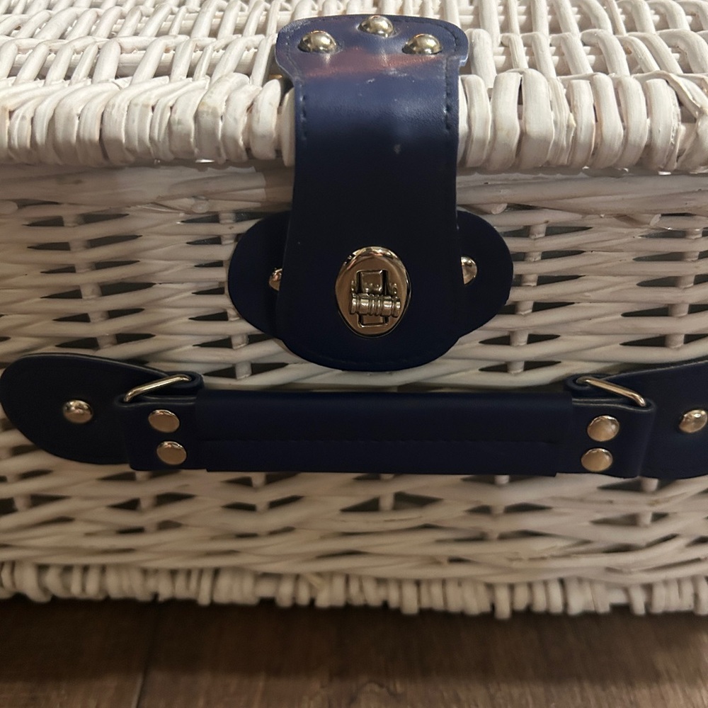 4 Person White Wicker Picnic Basket Set Insulated Cooler Navy Blue Straps - Picture 2 of 7